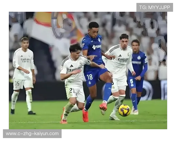 皇家马德里围攻禁区,贝林厄姆高空球争顶十分强硬